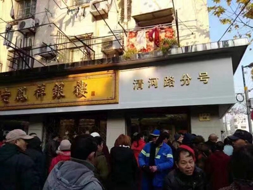 加拿大周大福门店遭抢，保安袖手旁观