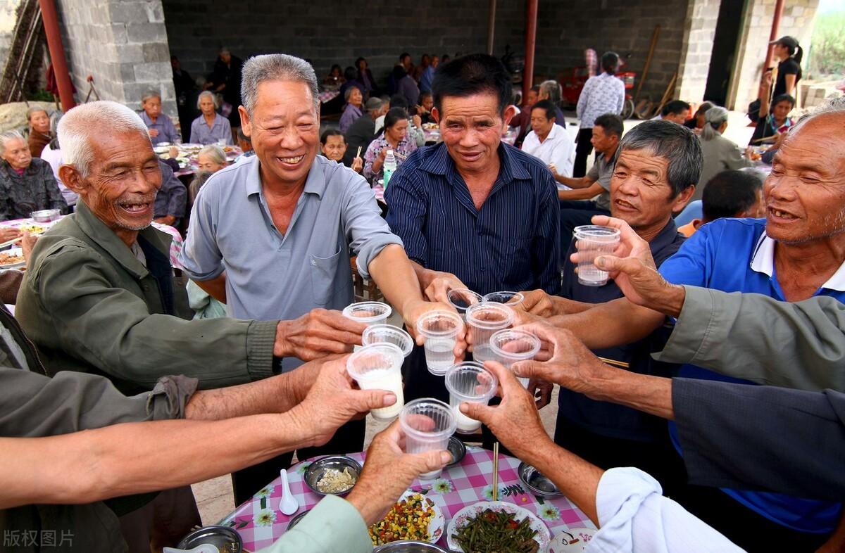 女友挥花拍灭男友头发火焰