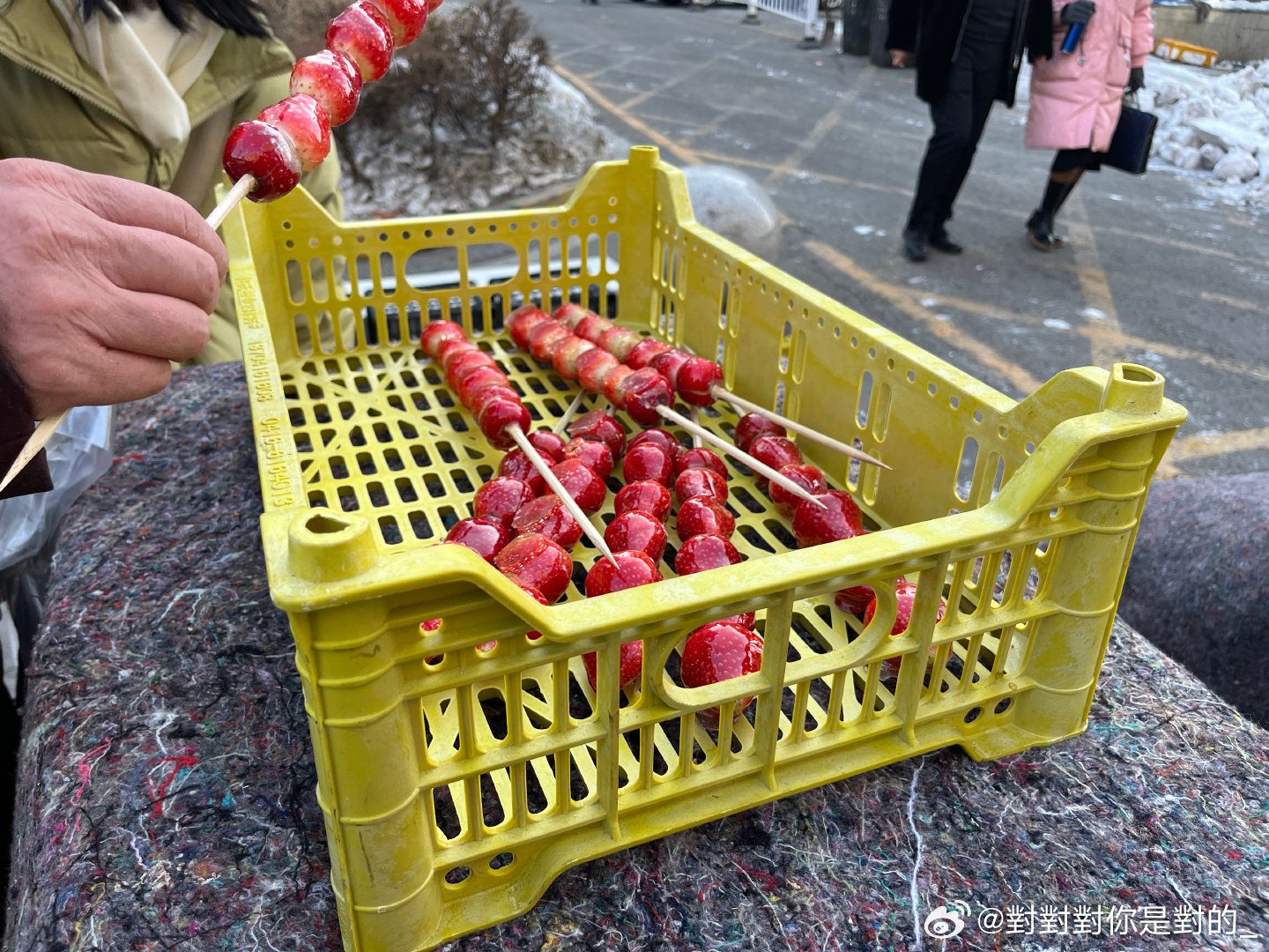 哈尔滨街头1600根蔓越莓冰糖葫芦