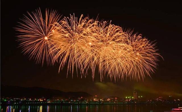 今年春节，多地可放烟花庆祝