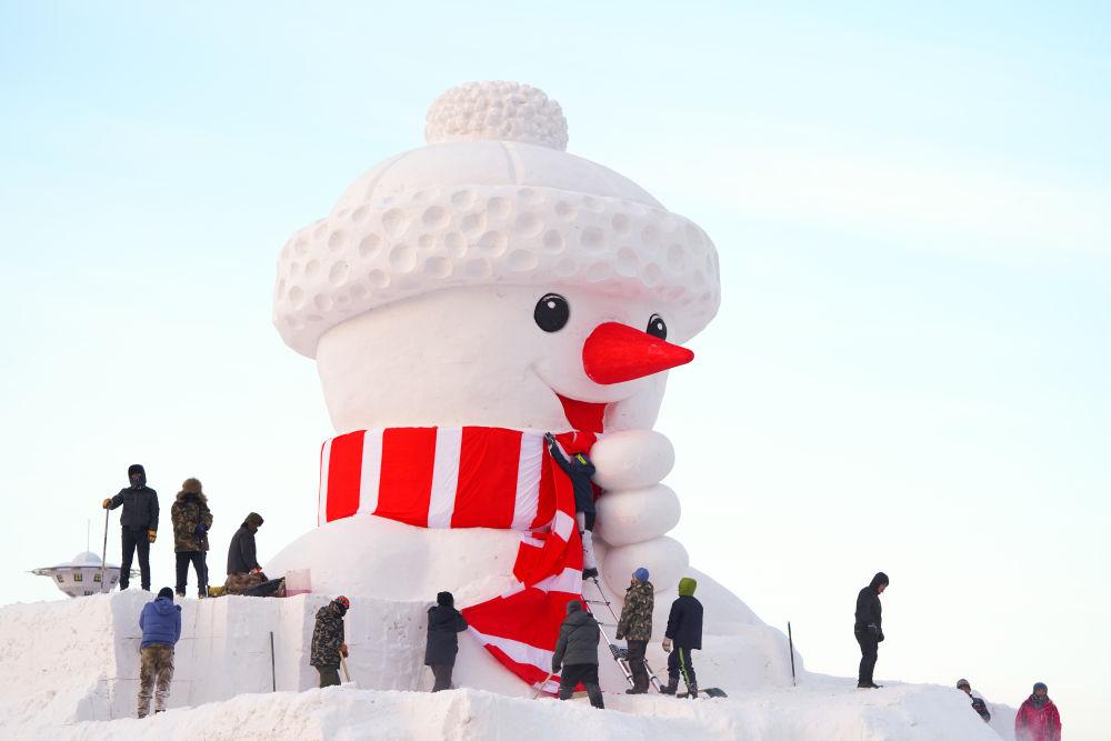 哈尔滨大雪人穿上新年衣服了