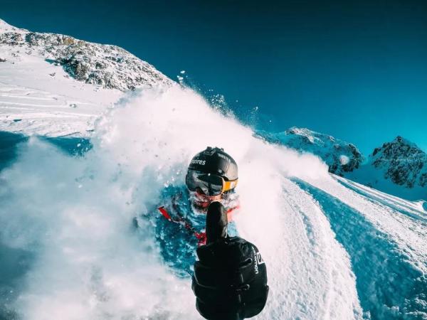 滑雪遭遇高手突袭